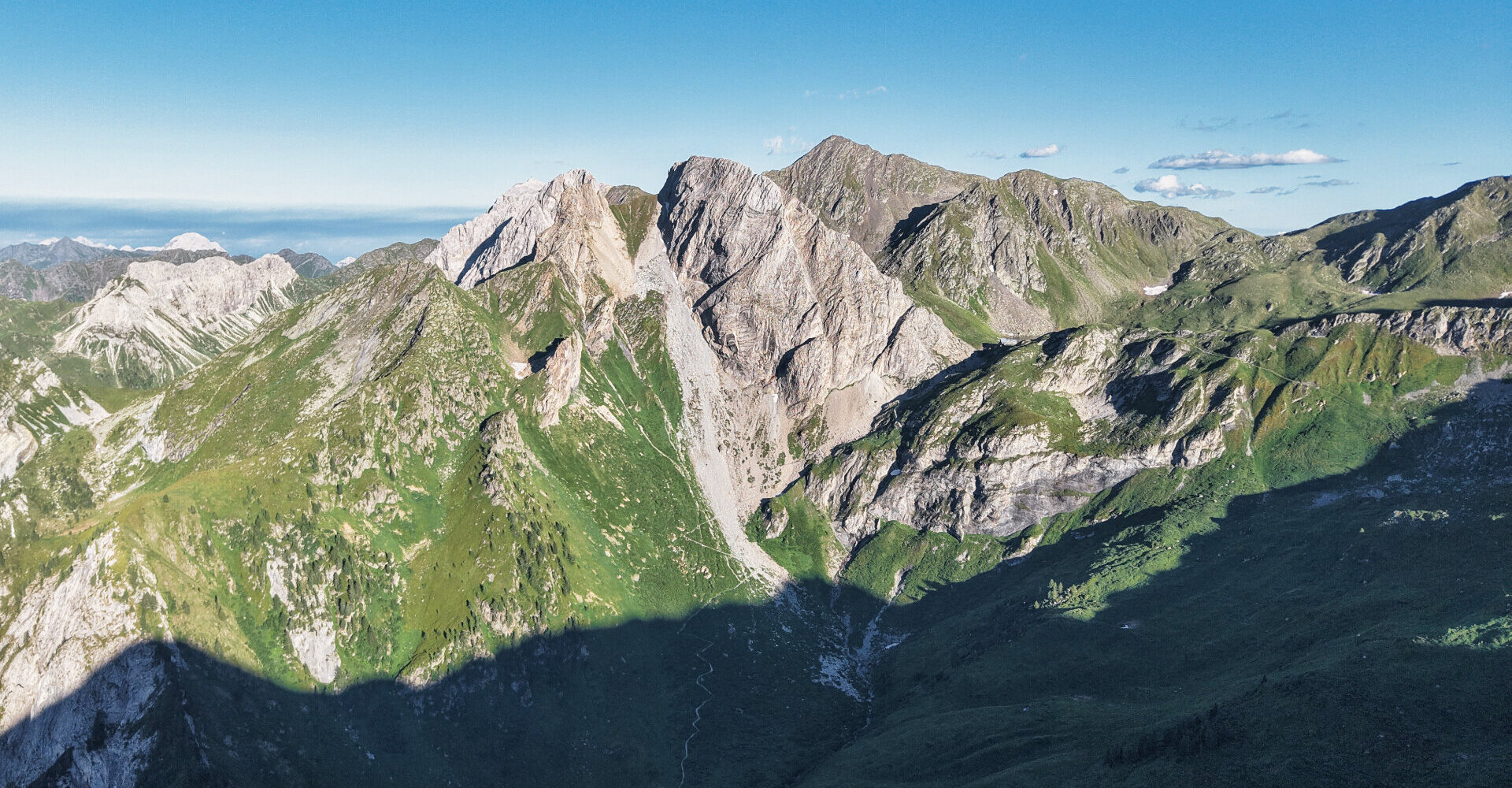 Bergpanorama im Sommer mit Blick auf den Rosskopf